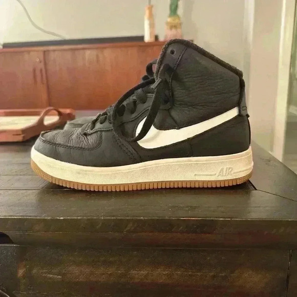 Women’s size 7 Nike. Excellent condition. - Picture 1 of 4